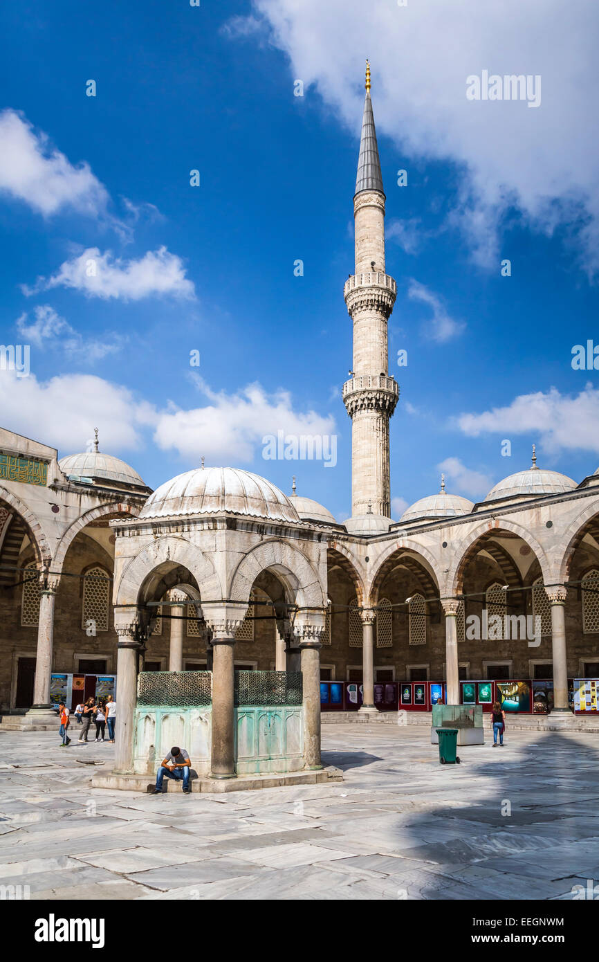 La cour intérieure de la mosquée bleue en Sultanahanet, Istanbul, Turquie, en Eurasie. Banque D'Images