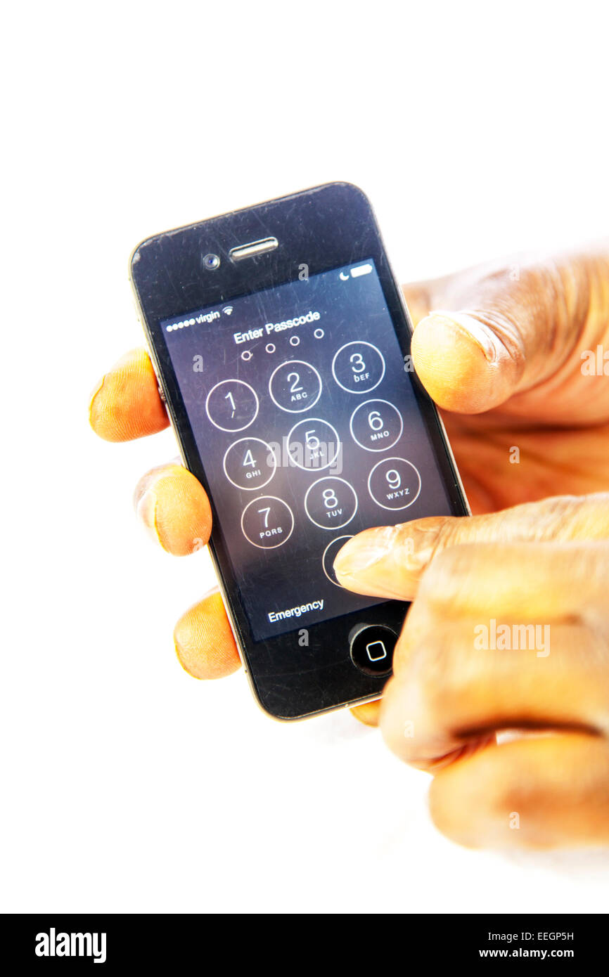 Je téléphone iphone entrez le code de sécurité le code d'entrée de mot de passe à l'aide de mobile cut out copie espace fond blanc Banque D'Images