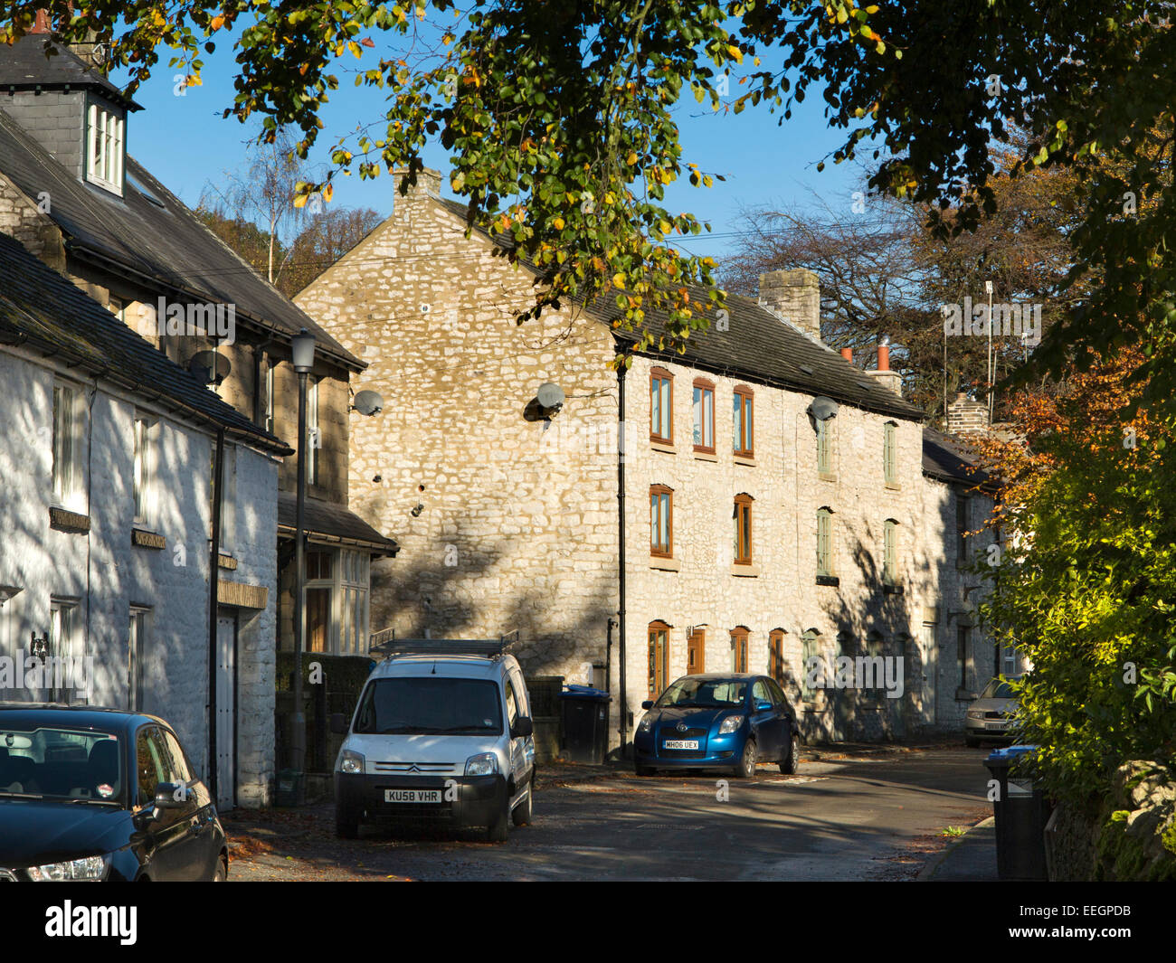 UK, Derbyshire, Tideswell to, Sherwood Road, récemment rénové, ancien moulin à soie parmi les cottages avec terrasse Banque D'Images