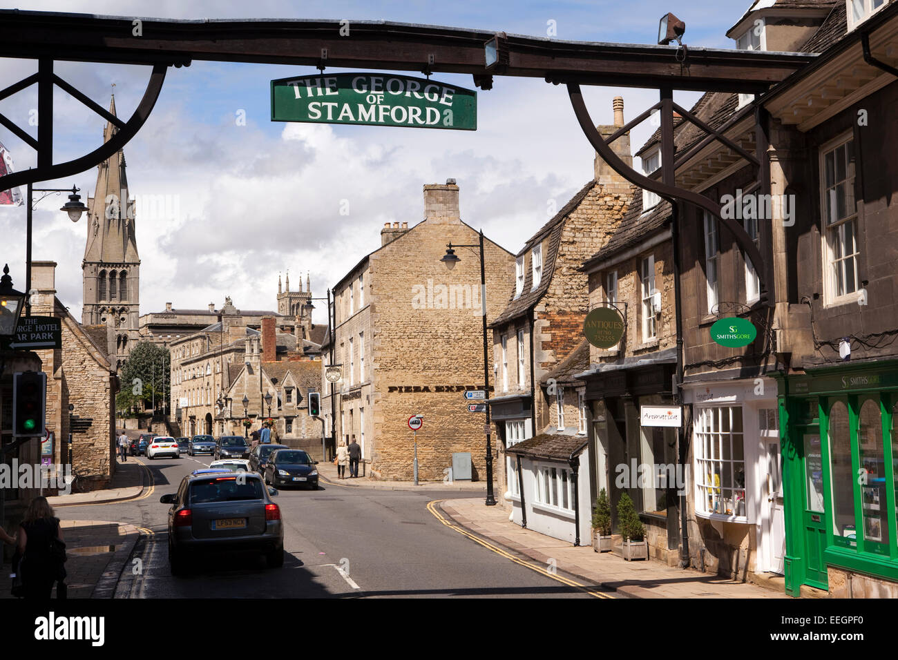 Royaume-uni, Angleterre, Lincolnshire, Stamford, le George Inn potence signe au-dessus de High Street, St Martins Banque D'Images