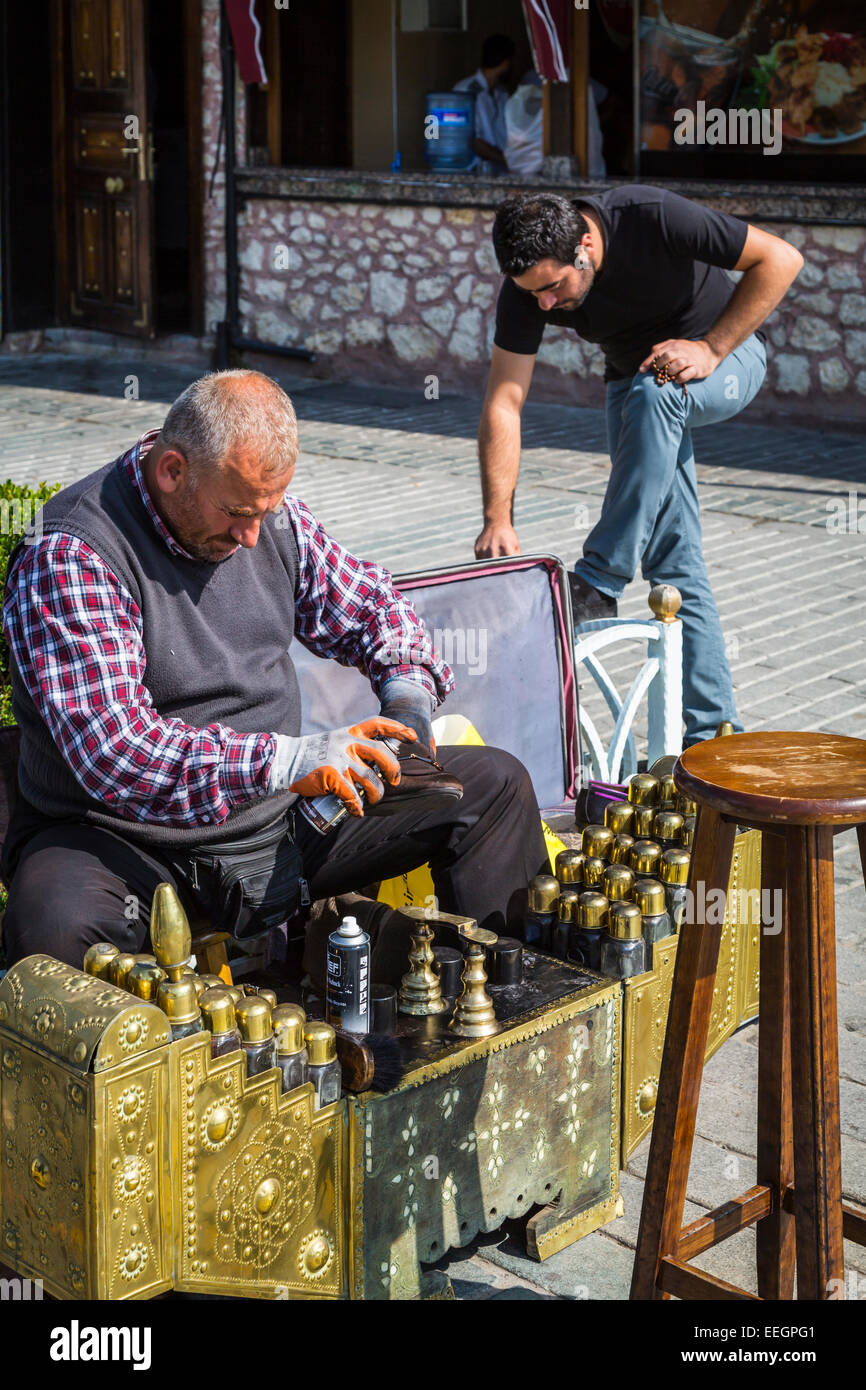 Un homme cirer les chaussures dans la rue à Sultanahmet, Istanbul, Turquie, en Eurasie. Banque D'Images