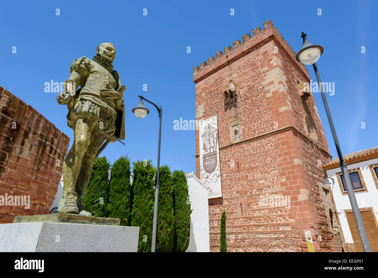 Miguel de Cervantes statue devant Grande Tour du Grand avant de Torreon (ou Don Juan de Austria) à Alcázar de San Juan Banque D'Images