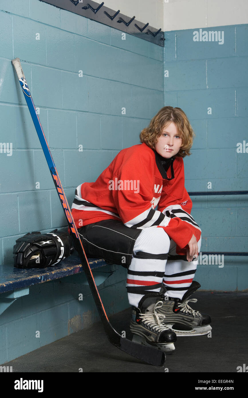 Joueur de hockey féminin à changer de chambre Banque D'Images