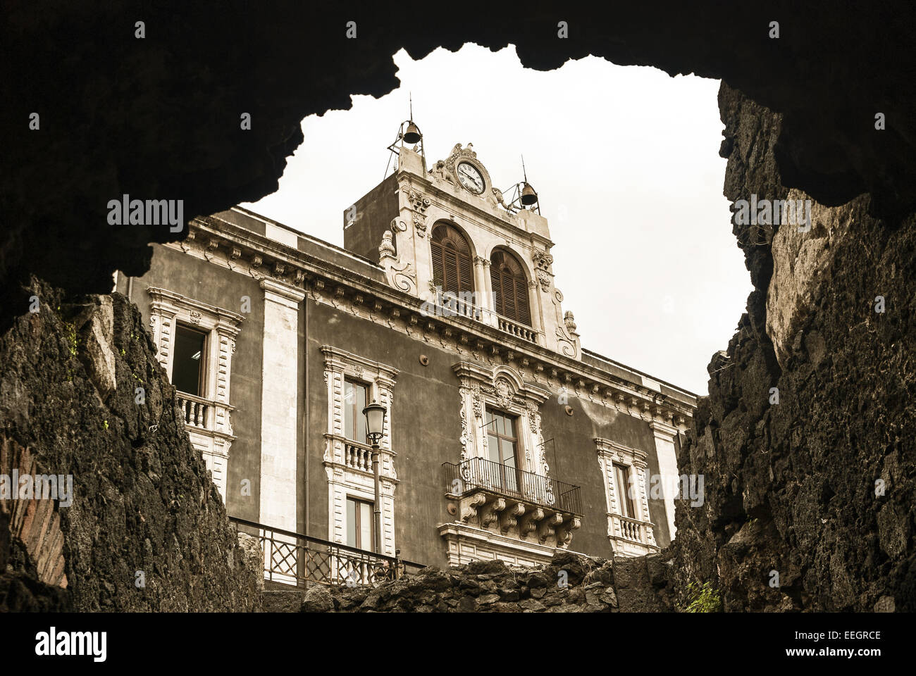 Vieux bâtiment à Catane avec roche volcanique. Banque D'Images