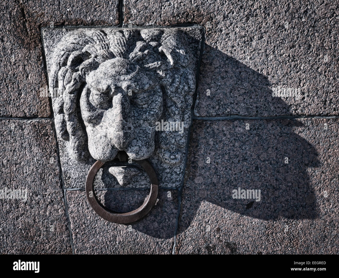 La maçonnerie de la tête de lion avec anneau de fer pour l'amarrage des bateaux Banque D'Images
