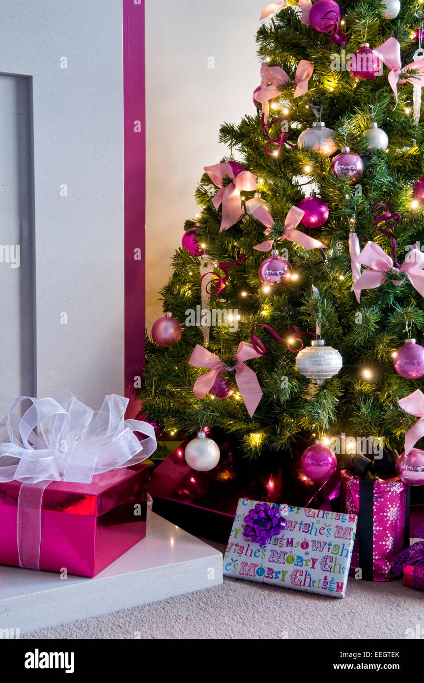 Close up de sapin de Noël décoré en rose et blanc Banque D'Images