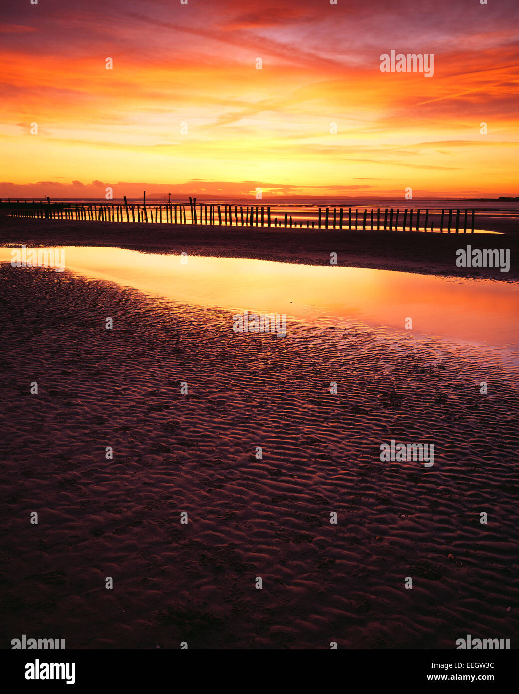 Coucher du soleil d'hiver à West Wittering beach, West Sussex, UK Banque D'Images