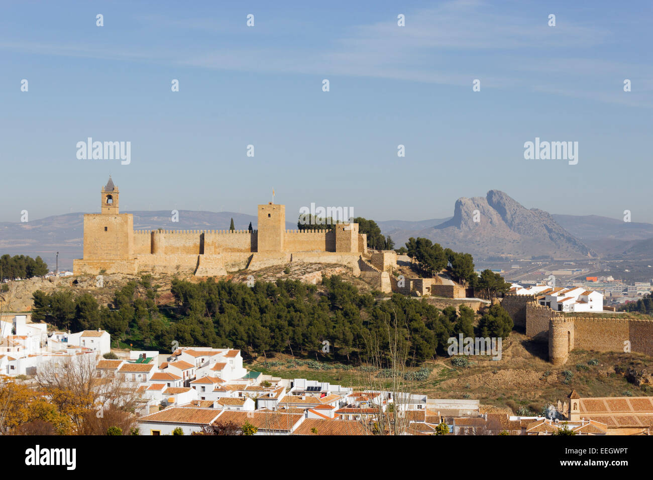 Antequera, Málaga, Andalousie, espagne. Vue sur l'Alcazaba avec la Peña de Los Enamorados ou le Lover's Rock. Banque D'Images