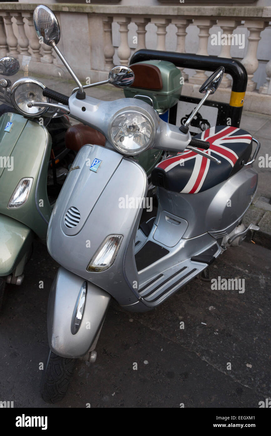 Un scooter Vespa Piaggio d'argent avec un Union Jack Drapeau de l'Union ou de siège, garé dans le centre de Londres, Londres, Angleterre, Royaume-Uni, UK Banque D'Images