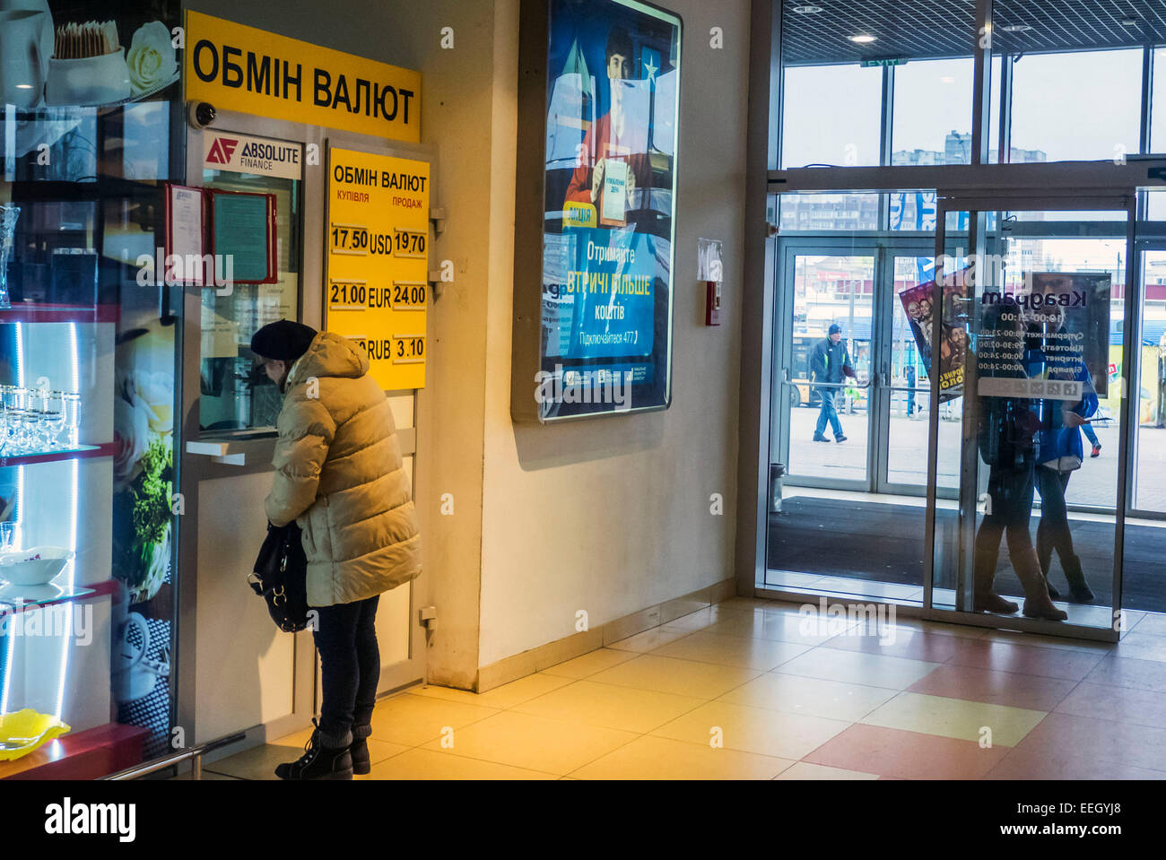 Kiev, Ukraine. 18 janvier, 2015. Les femmes à changer la monnaie dans l'échange social. -- Le gouvernement ukrainien s'engage à faire tous les efforts possibles pour prévues dans le budget de l'Etat pour 2015 le dollar dans 17 hryvnia posté la réalité. C'est ce qu'a annoncé le dimanche 18 janvier 2015 à Kiev, le ministre des Finances, Natalia Yaresko. À ce jour, le pays dispose d'au moins trois de la monnaie nationale : pour les opérations effectuées avec les cartes bancaires, pour de l'argent monnaie, des opérations sans effet sur la trésorerie. Crédit : Igor Golovnov/Alamy Live News Banque D'Images