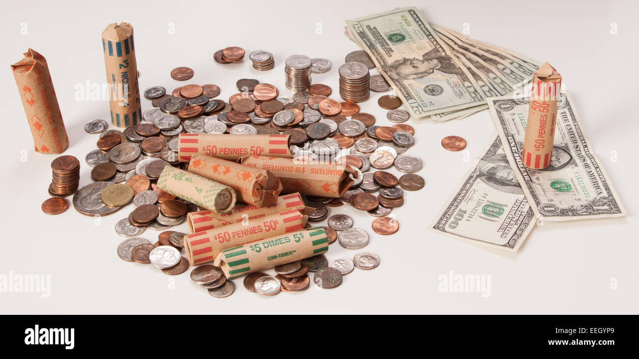 US Coins, factures, et Coin Rolls à l'horizontale sur un fond blanc, Full Frame Banque D'Images