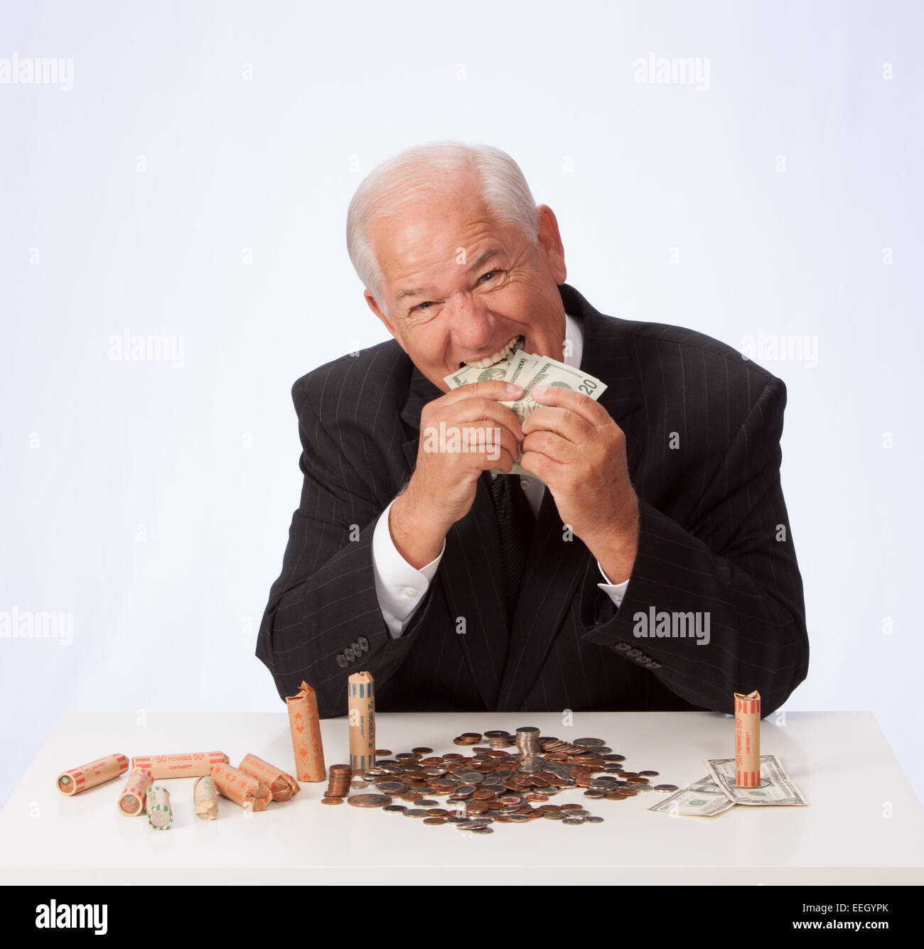 Man in suit mange Monnaie USD Banque D'Images