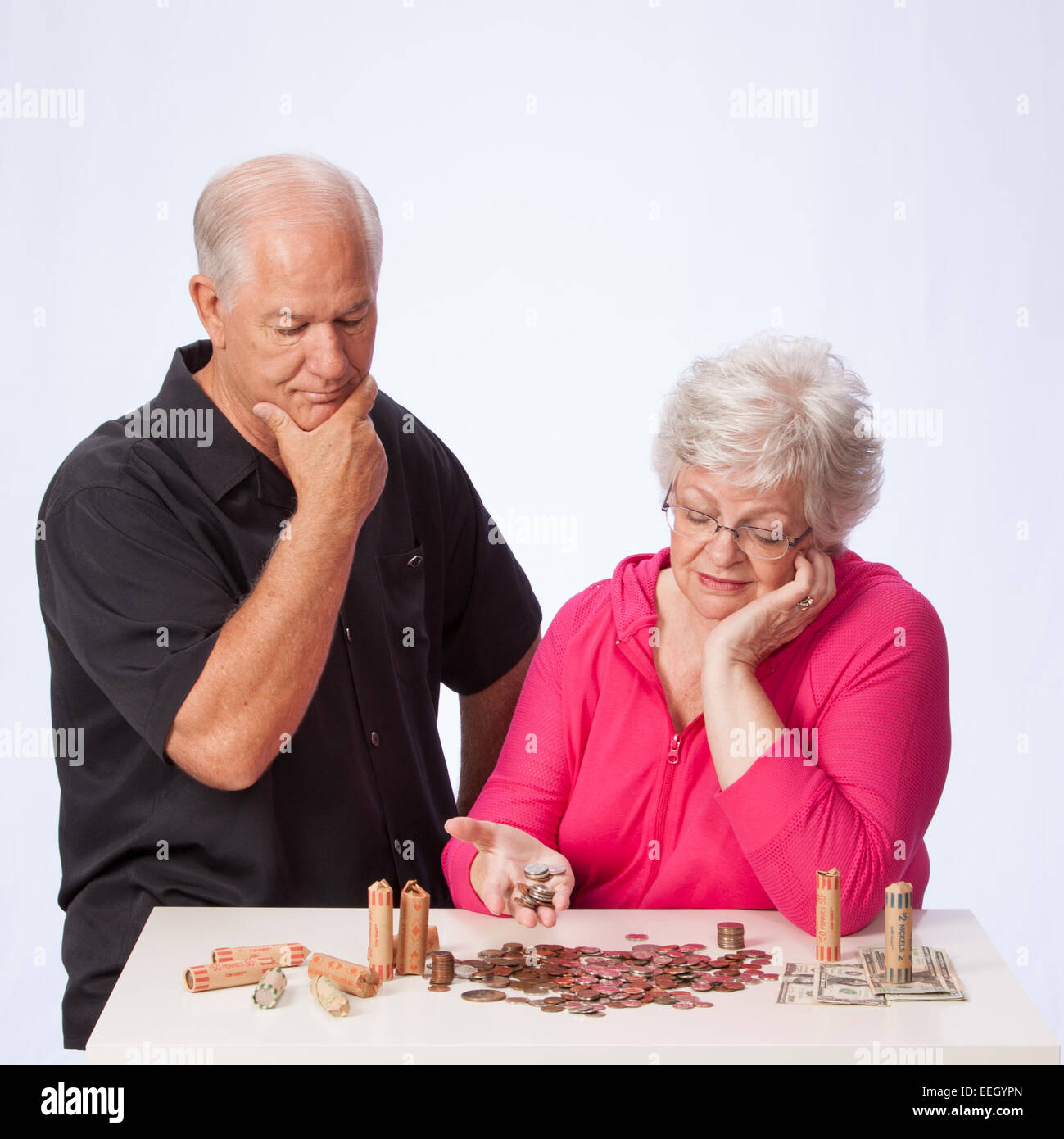 Couple marié avec de l'argent concerné au sujet de la retraite Banque D'Images
