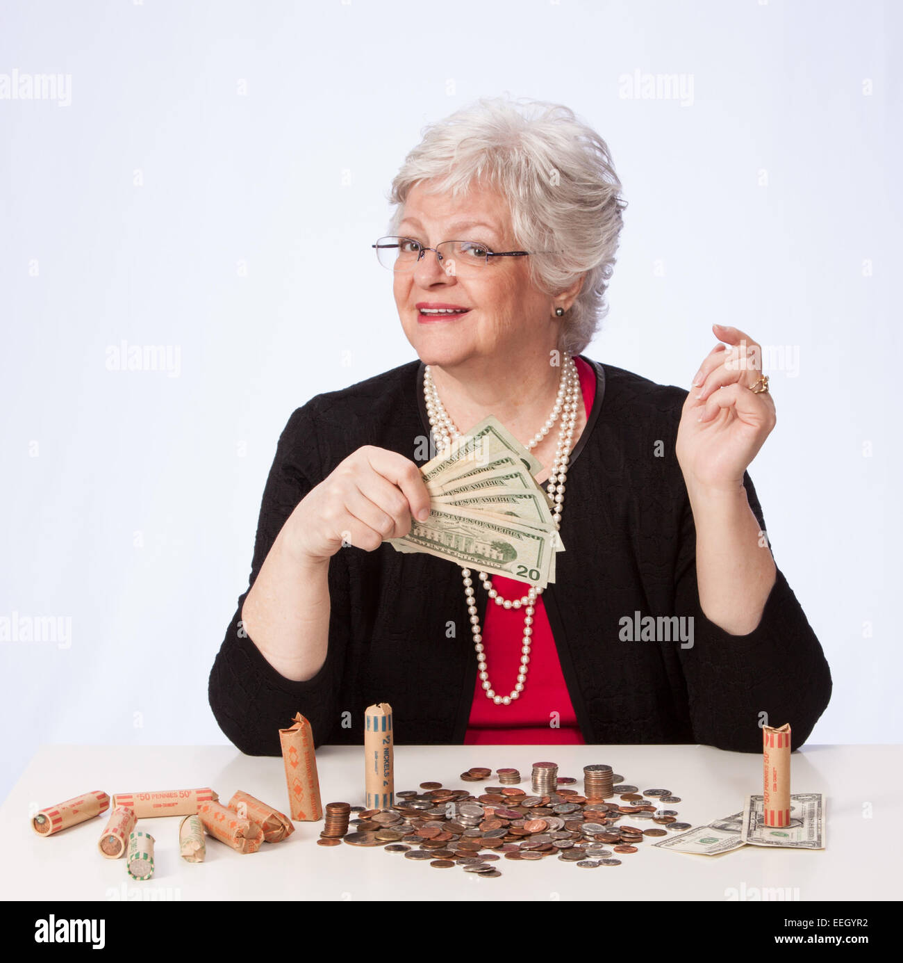 Femme mature en perles fans 20 $ dollar bills prêt pour la retraite Banque D'Images