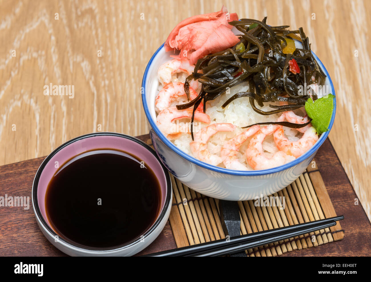 Les crevettes avec du riz, des algues, le gingembre et la sauce soja. La cuisine japonaise Banque D'Images