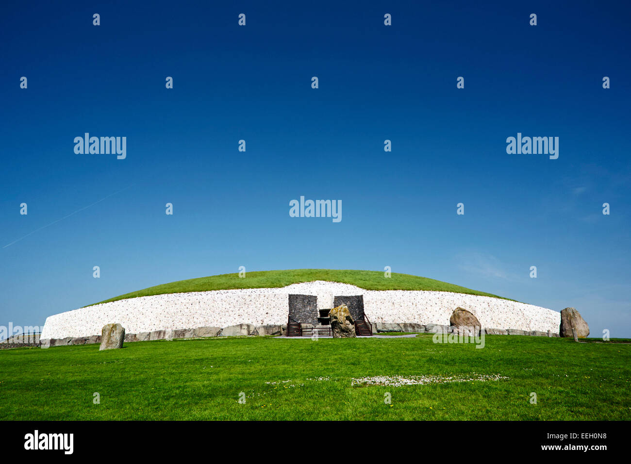 Ciel bleu sur Bru Na Boinne newgrange comté de Meath Irlande Banque D'Images