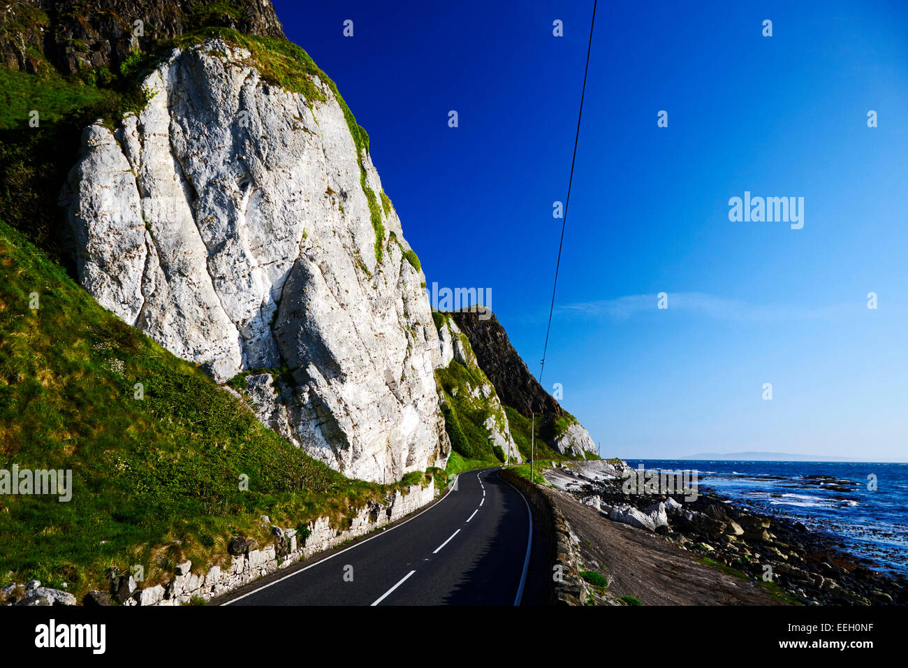 Falaises calcaires à garron sur A2 côte d'Antrim road filming location pour les fils de l'anarchie visite en Irlande Banque D'Images
