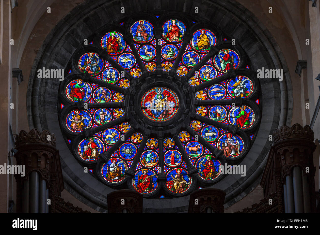 Rosace et vitrail dans la cathédrale Notre Dame de Tournai Banque D'Images