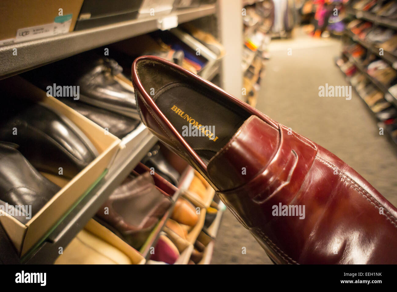 Bruno Magli chaussures de marque sont vus dans un magasin de chaussures à New York le mardi, Janvier 13, 2015. Le cordonnier de luxe italien, en affaires depuis 1936, est appelé à être acquis pour 34 millions de dollars par des marques de renom, partie de Neuberger Berman, société de capital-investissement. Le cordonnier a demandé de l'insolvabilité en Italie et a été dans la dette depuis des années. (© Richard B. Levine) Banque D'Images