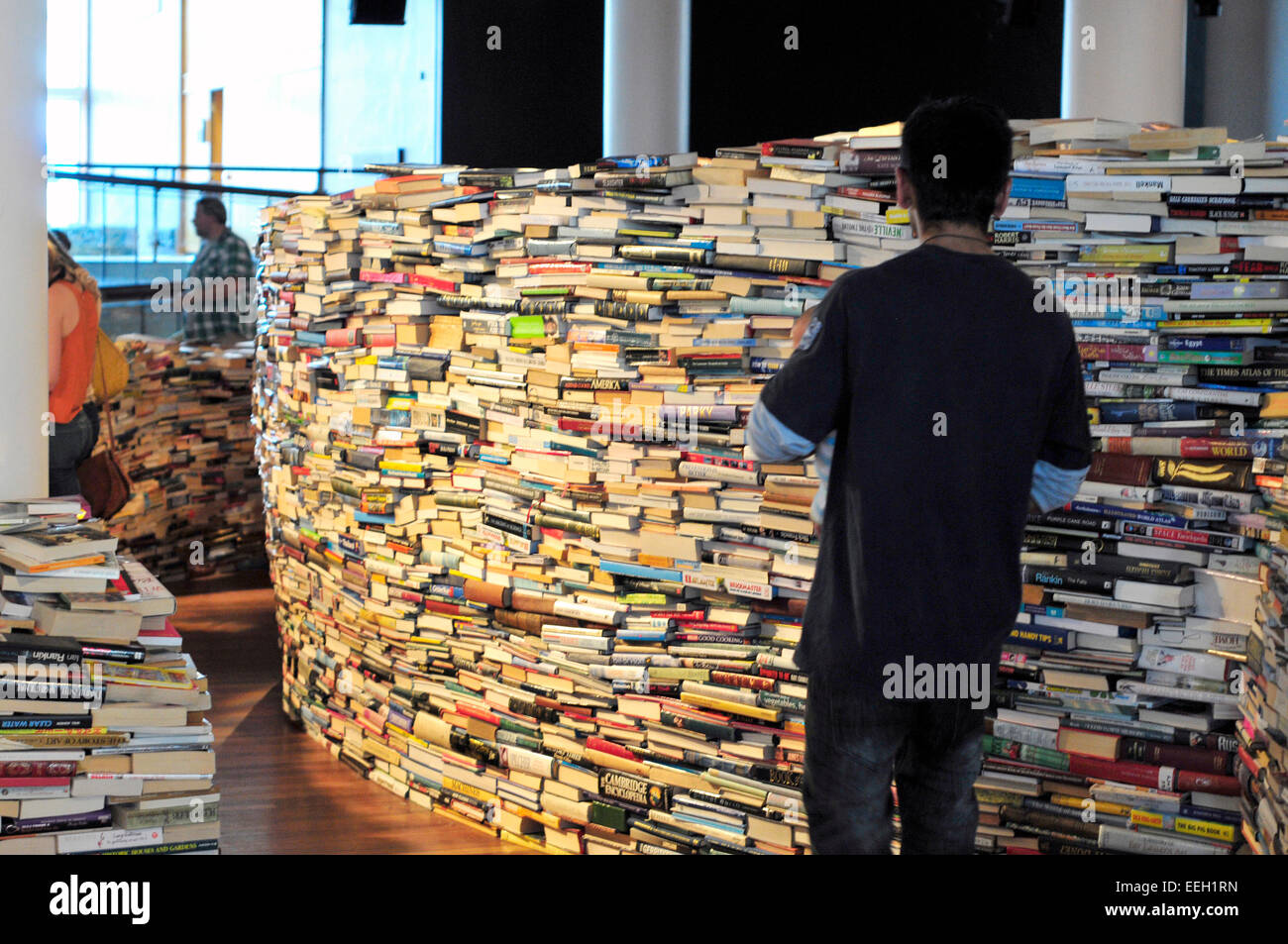 Un homme explore une installation artistique au Royal Festival Hall, London Banque D'Images