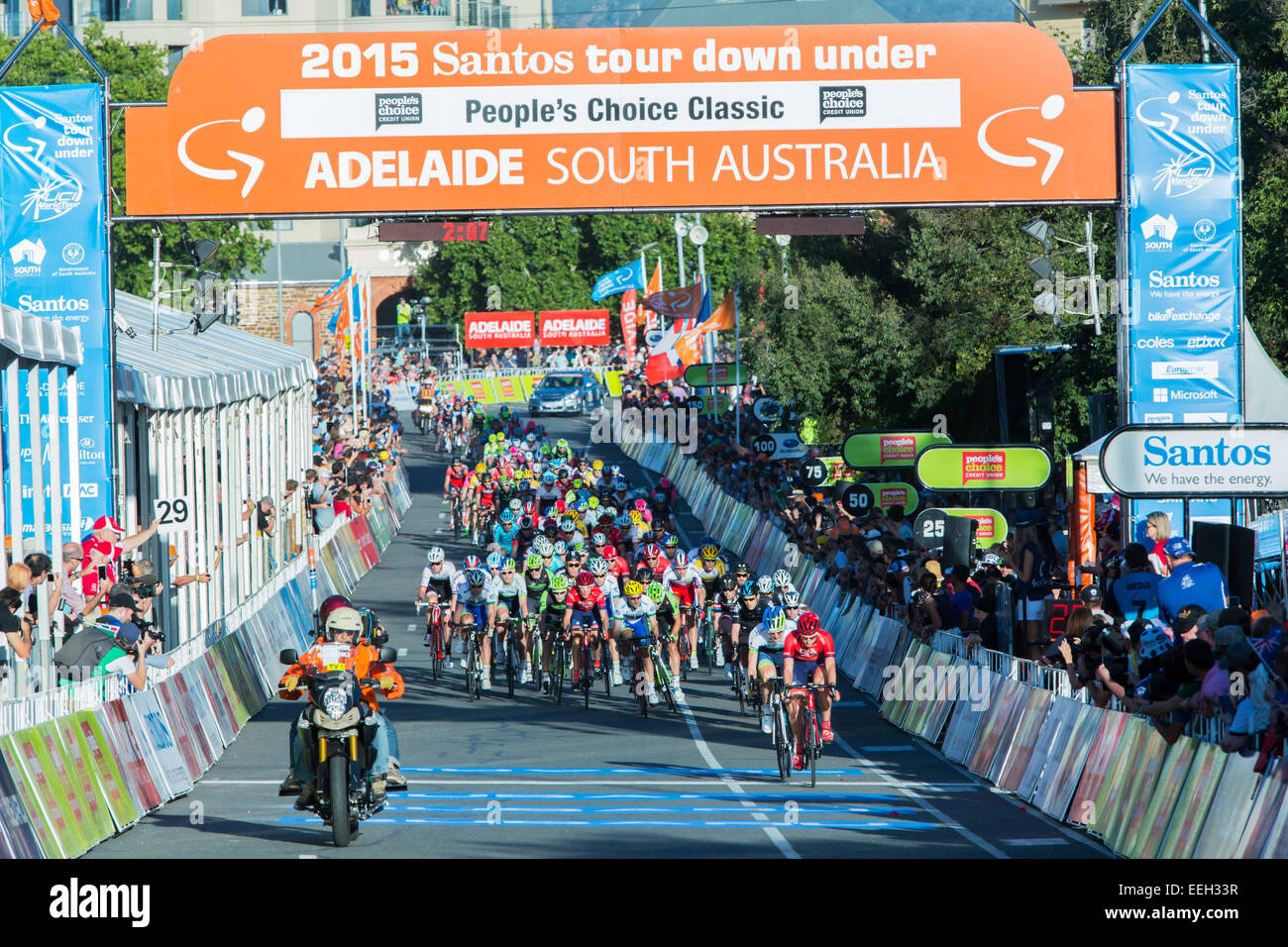 Le peloton passe sous la ligne de départ et d'arrivée du Tour Down Under 2015 Classic en Australie Adelaide. Cette course est un prélude à la visite. Adélaïde, Australie. 18 janvier, 2015. Banque D'Images