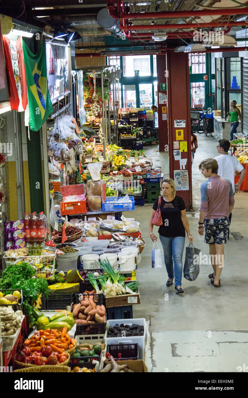 Les clients exigeants au rez-de-chaussée l'oeil débordant d'étals de légumes frais et fruits à produire de l'allée centrale de Florence Banque D'Images