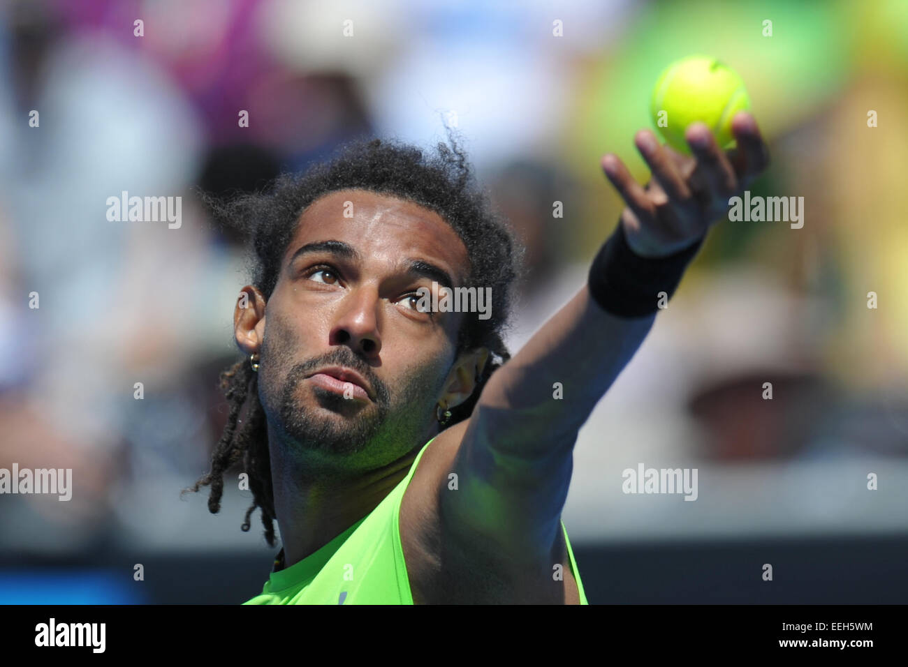 Melbourne, Australie. 19 Jan, 2015. Australian Open de Tennis de Melbourne Park. Dustin Brown de l'Allemagne se prépare à servir dans son match contre Grigor Dimitrov de la Bulgarie sur la première journée de l'Open d'Australie 2015 à Melbourne Park, Melbourne, Australie. Credit : Action Plus Sport Images/Alamy Live News Banque D'Images