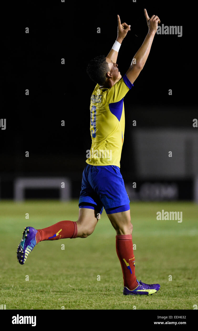 (150119) -- COLONIA, 19 janvier 2015 (Xinhua) -- l'Equateur Miguel Parrales célèbre lors d'un match de l'Amérique du Sud, tournoi de soccer U20 au stade Alberto Supici à Colonia (Uruguay), le 18 janvier 2015. (Xinhua/Nicolas Celaya) (da) Banque D'Images