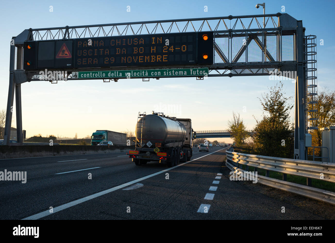 Camion autoroute italie Banque de photographies et d’images à haute résolution Alamy Camion autoroute italie Banque de photographies et d’images à haute résolution Alamy