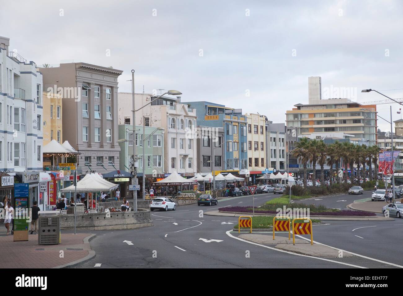 Campbell Parade à Bondi Beach, qui est le principal cours d'eau qui longe la plage. Banque D'Images