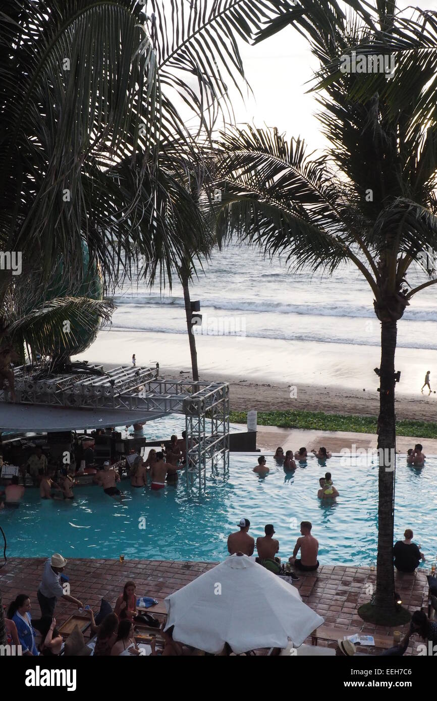 Les touristes à Seminyak Bali un bar en regardant le coucher du soleil sur la plage. Banque D'Images