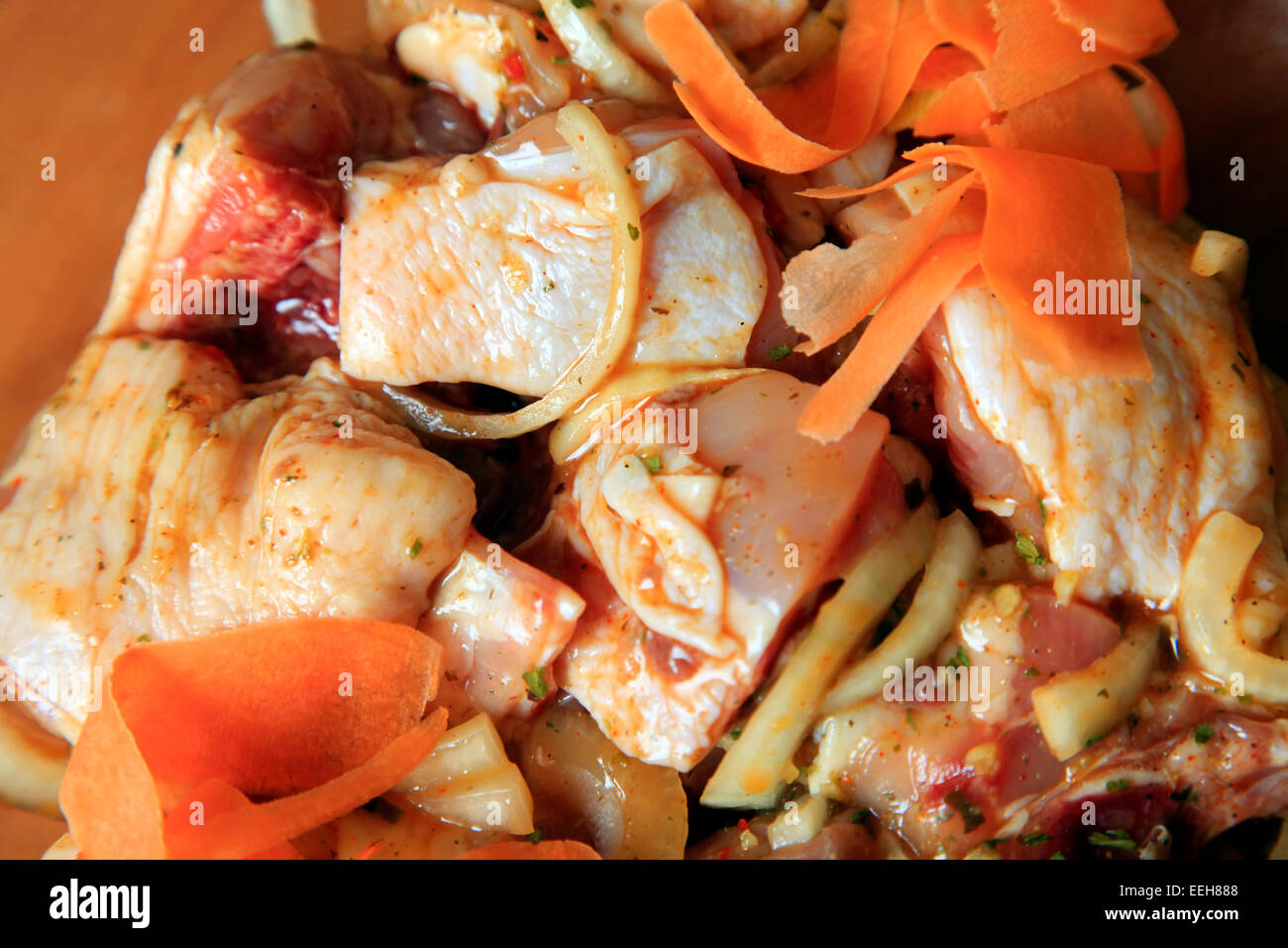 Des morceaux de poulet en sauce aux légumes barbecue mariné Banque D'Images