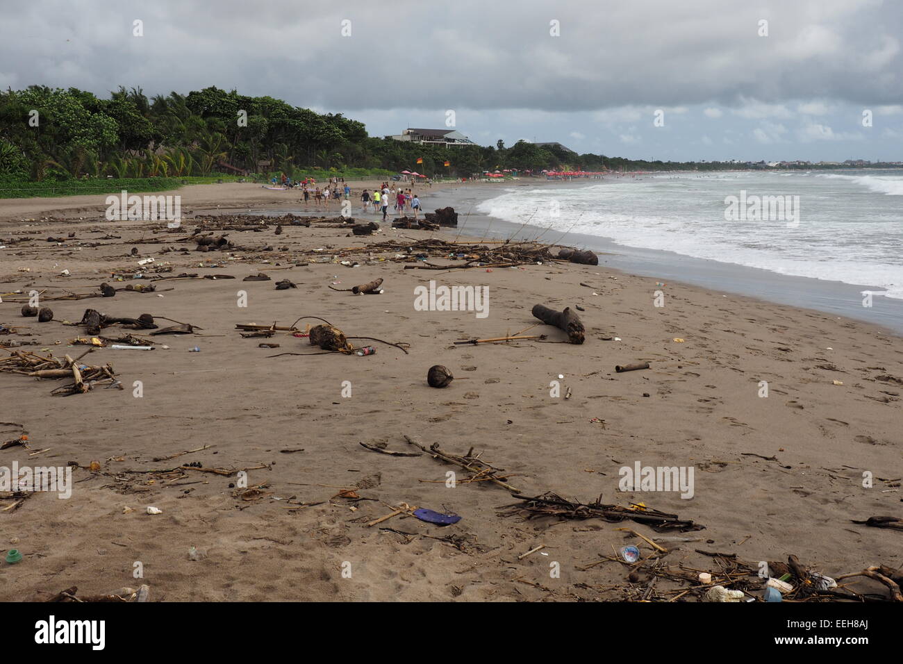 Les amateurs de plage de marcher le long de la plage de Seminyak. Banque D'Images