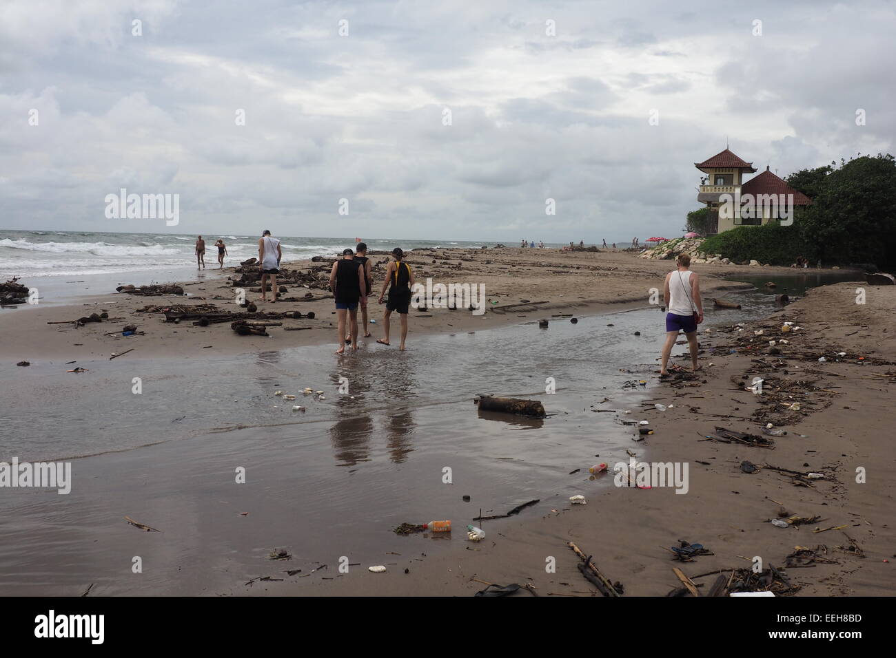 Les amateurs de plage de marcher le long de la plage de Seminyak. Banque D'Images