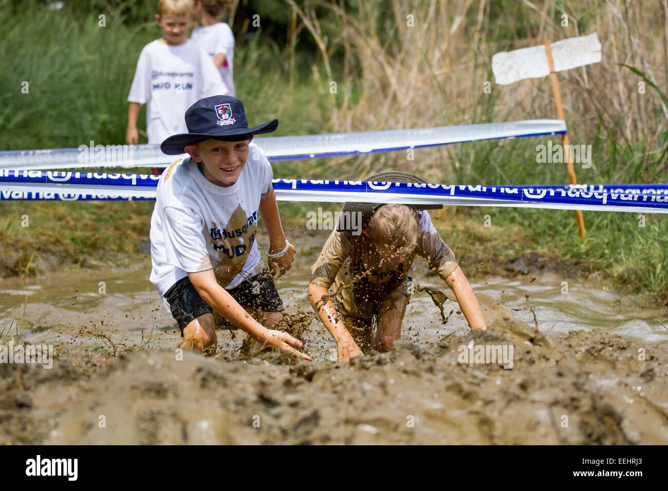 Harare, Zimbabwe. 18 janvier, 2015. Les enfants participent à la Mud Run 2015 tenue en banlieue nord de, 19 janvier 2015. Le mug annuel démarrez l'activité a été tenue au Zimbabwe au cours des trois dernières années. Des centaines de participants, de tous âges et principalement de familles de la classe supérieure, a participé à l'événement de cette année, qui met l'accent sur la recherche de plaisir, l'amour pour la nature et les activités de plein air. Source : Xinhua/Alamy Live News Banque D'Images