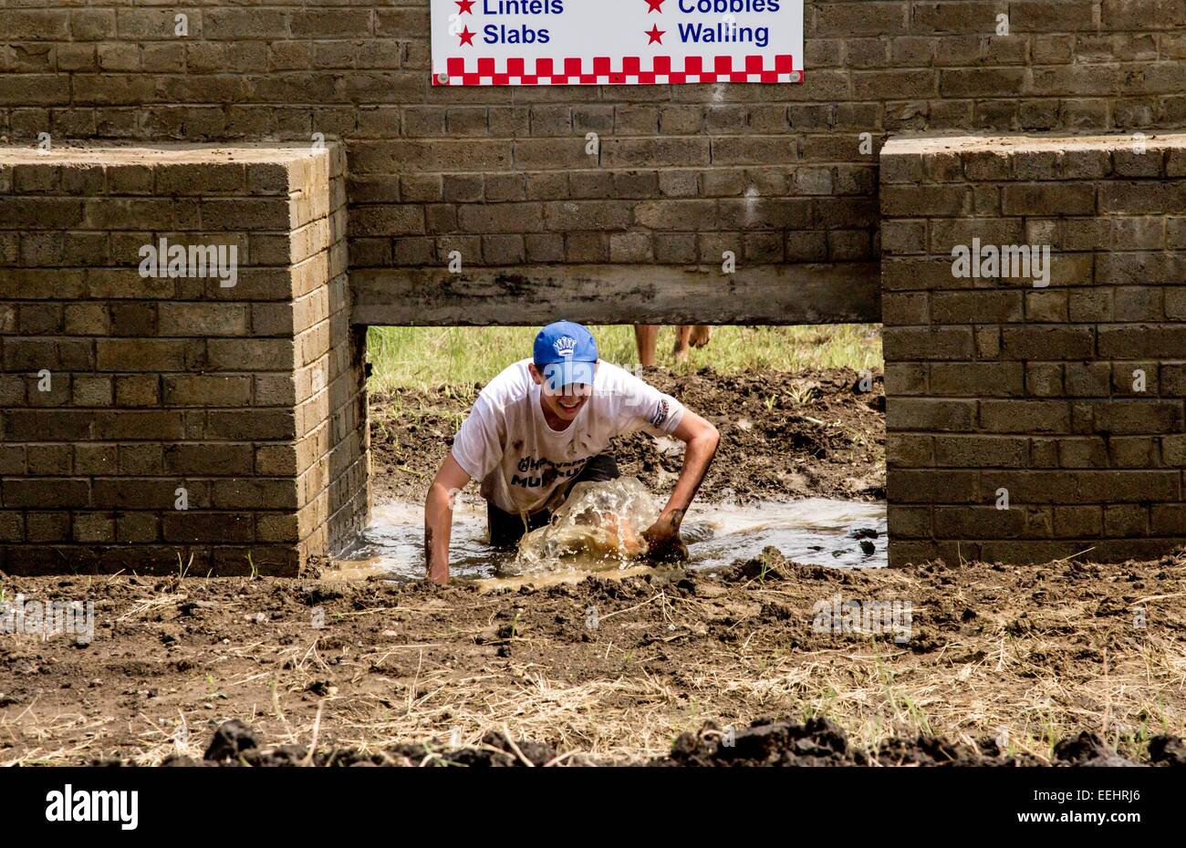 Harare, Zimbabwe. 18 janvier, 2015. Un compétiteur participe à la Mud Run 2015 tenue en banlieue nord de , le 18 janvier 2015. Le mug annuel démarrez l'activité a été tenue au Zimbabwe au cours des trois dernières années. Des centaines de participants, de tous âges et principalement de familles de la classe supérieure, a participé à l'événement de cette année, qui met l'accent sur la recherche de plaisir, l'amour pour la nature et les activités de plein air. Source : Xinhua/Alamy Live News Banque D'Images