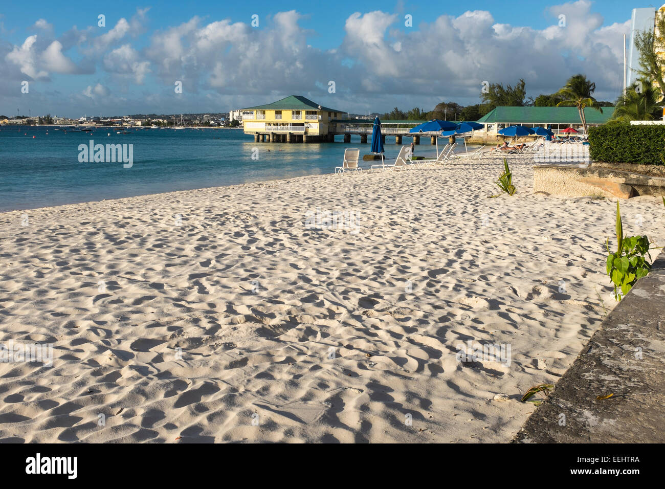 Barbade - Plage de galets à Carlisle Bay, Bridgetown, Barbade - EDITORIAL UTILISEZ UNIQUEMENT Banque D'Images