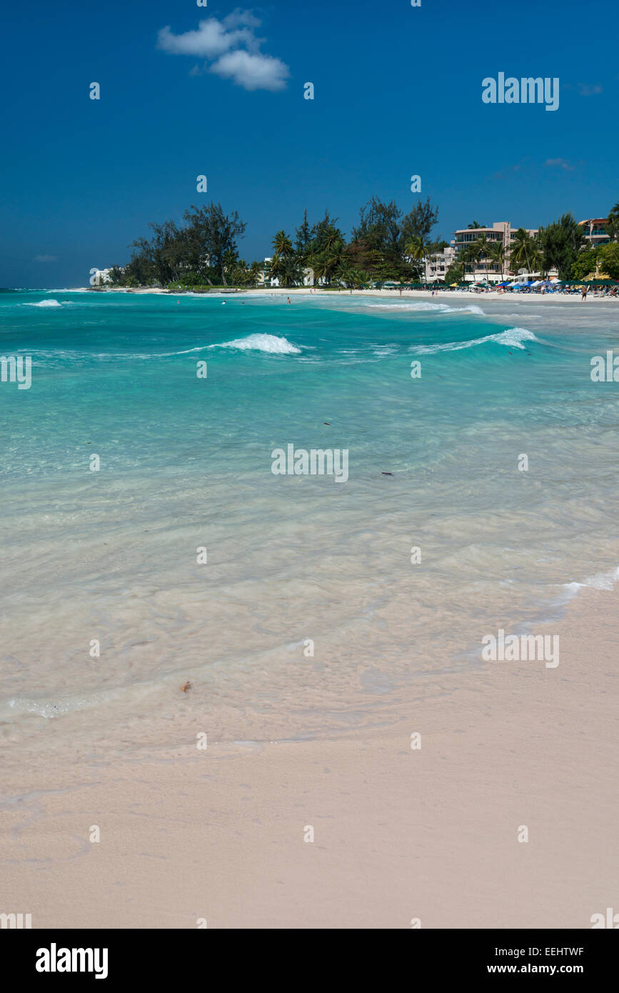 Accra Beach de la côte sud de l'île antillaise de la Barbade, dans les Antilles. Également connu sous le nom de Rockley Beach - EDITORIAL UTILISEZ UNIQUEMENT Banque D'Images