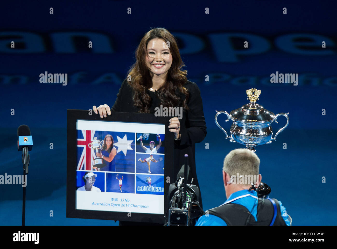 Melbourne, Australie. 19 Jan, 2015. Champion de tennis Open d'Australie 2014 Li Na de Chine participe à sa cérémonie de départ à la Rod Laver Arena le premier jour de l'année 2015 Tournoi de l'Open d'Australie à Melbourne, Australie, le 19 janvier 2015. Li Na a partagé sa grossesse nouvelles avec les spectateurs pendant l'événement. Credit : Bai Xue/Xinhua/Alamy Live News Banque D'Images