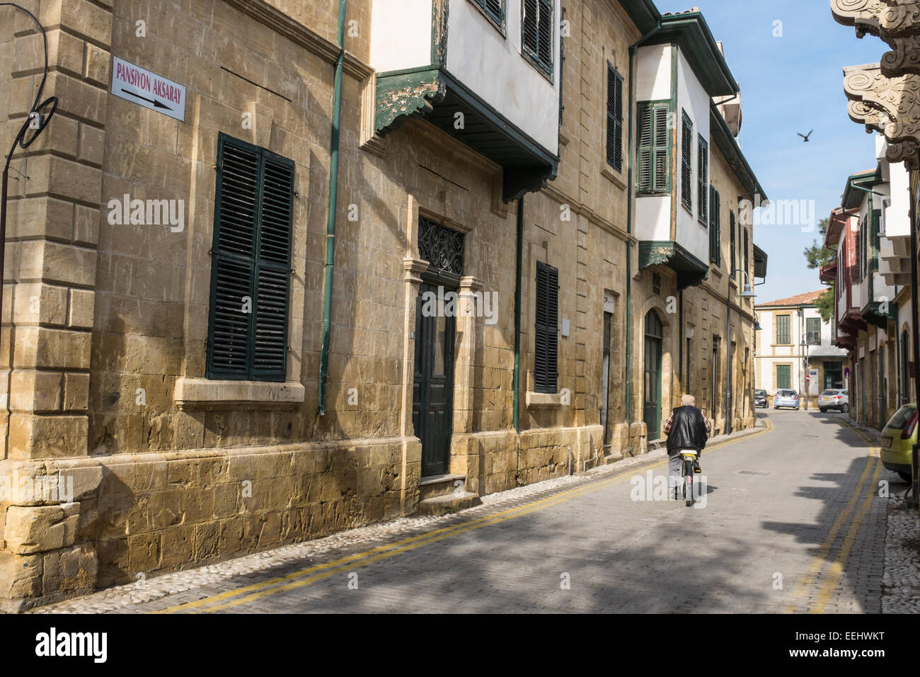 Vélo homme vers le bas une rue latérale dans la partie ancienne du centre nord de Nicosie, Chypre du Nord - EDITORIAL UTILISEZ UNIQUEMENT Banque D'Images