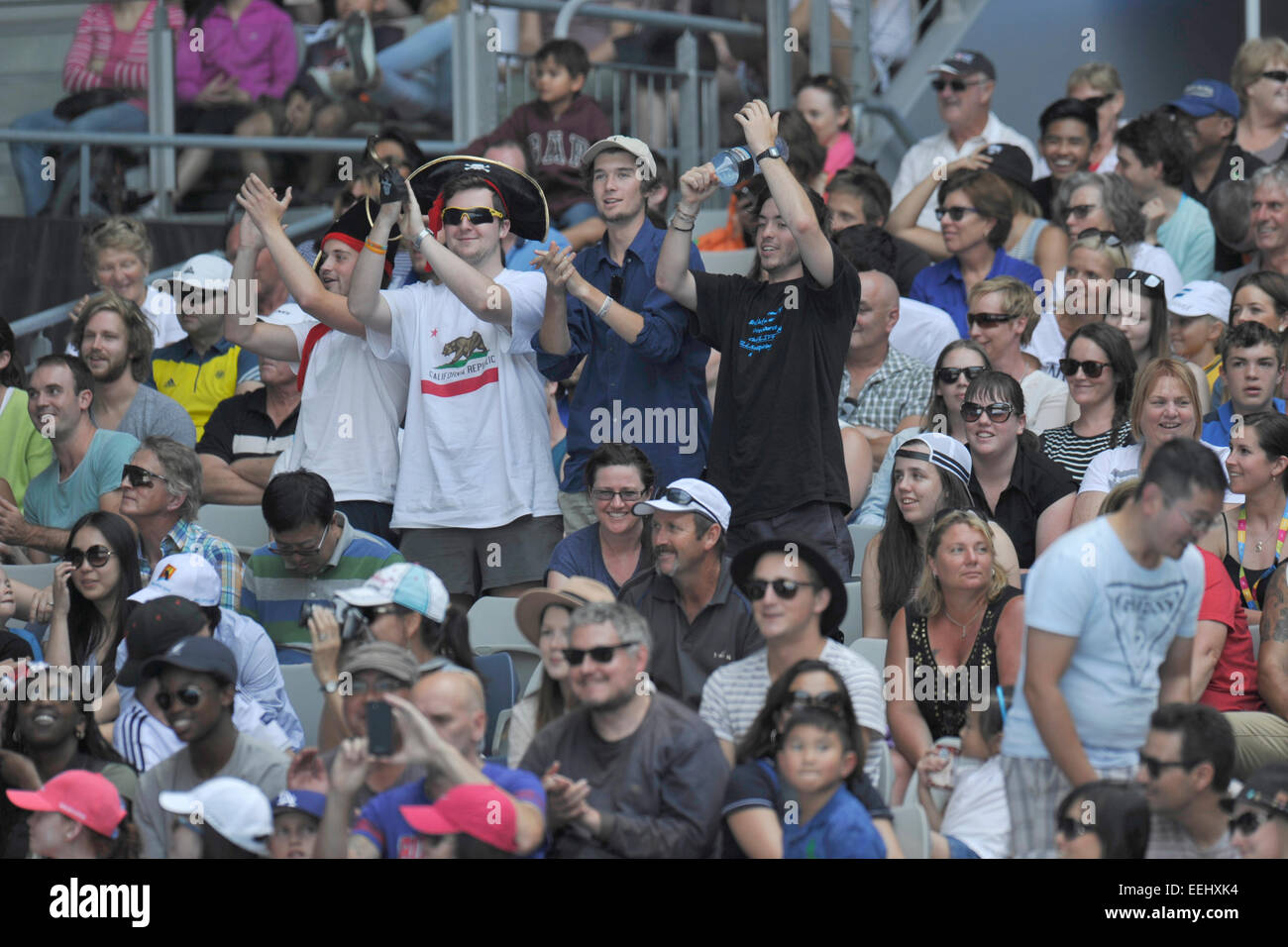 Melbourne, Australie. 19 Jan, 2015. Australian Open de Tennis de Melbourne Park. Tennis fans apprécier l'adéquation entre Bernard Tomic de l'Australie et Tobias Kamke de l'Allemagne lors de la première journée de l'Open d'Australie 2015 à Melbourne Park, Melbourne, Australie. Credit : Action Plus Sport Images/Alamy Live News Banque D'Images