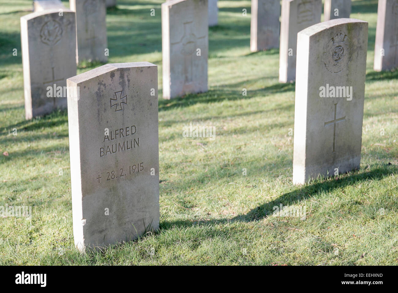 Pierre tombale d'un soldat allemand au Cimetière des sépultures de guerre du Commonwealth, Netley, Hampshire, Angleterre, Royaume-Uni. Banque D'Images