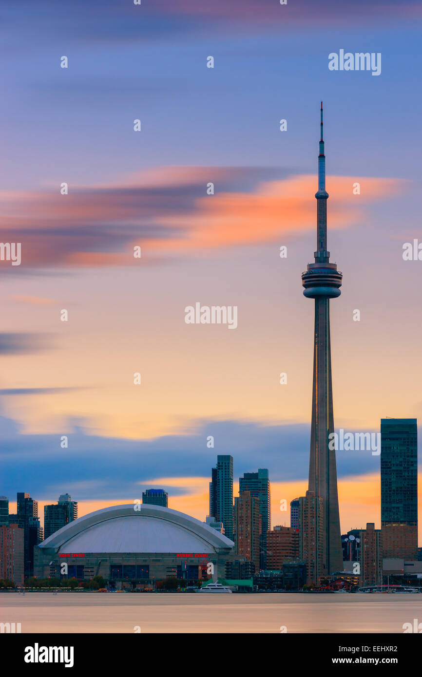 La Tour CN de Toronto au coucher du soleil avec une longue exposition, tirée de l'îles de Toronto. Banque D'Images