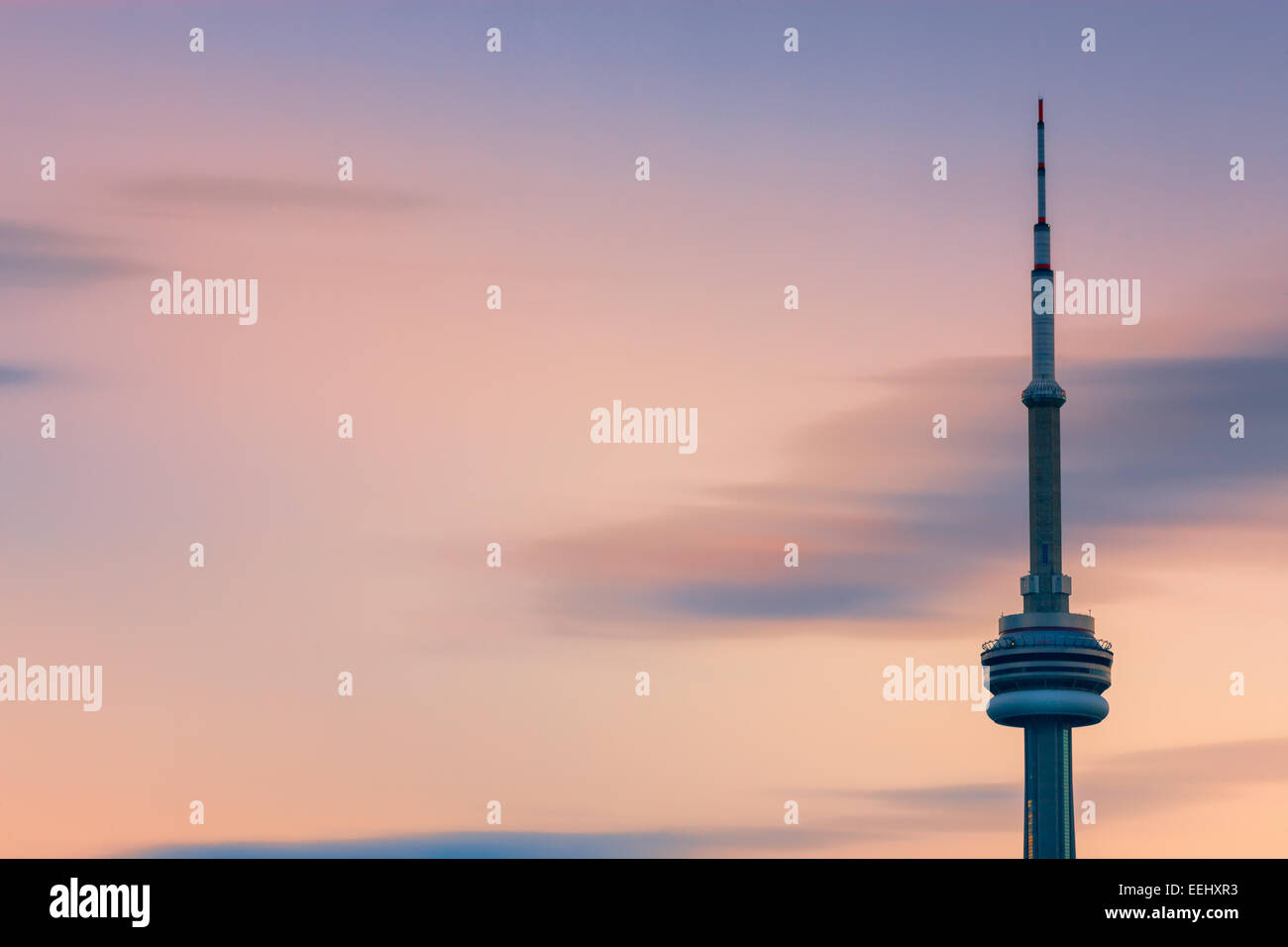 La Tour CN de Toronto au coucher du soleil avec une longue exposition, tirée de l'îles de Toronto. Banque D'Images