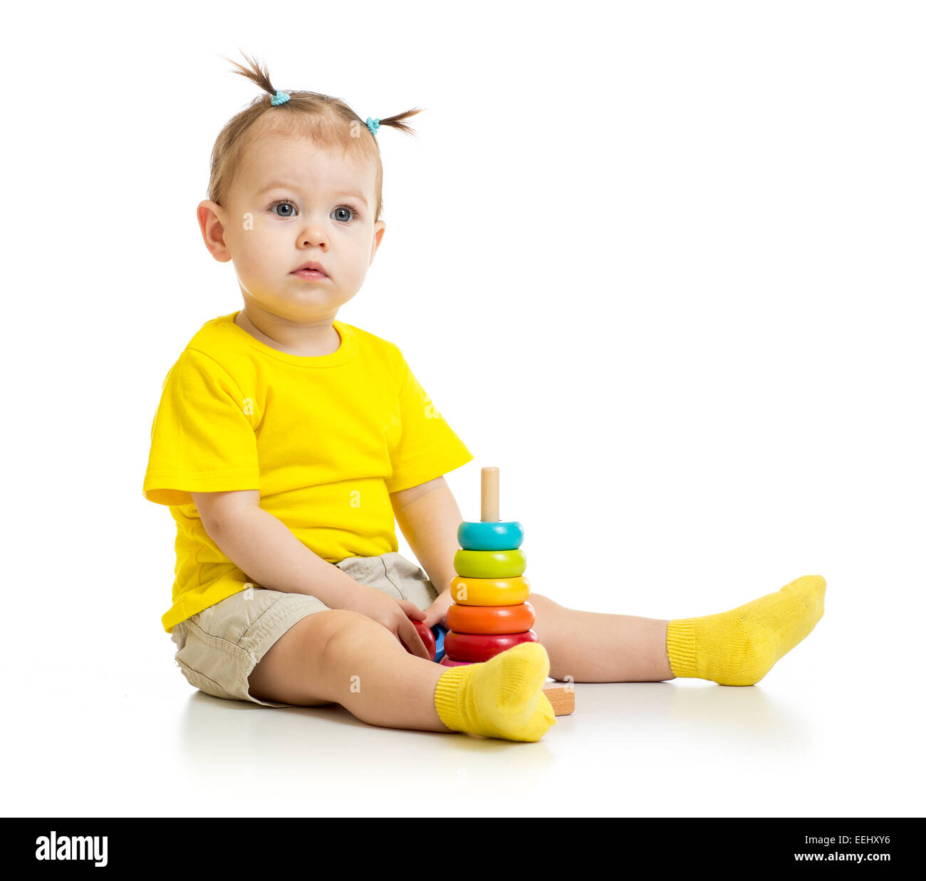 Bébé jouant avec bois colorés isolé pyramide Banque D'Images