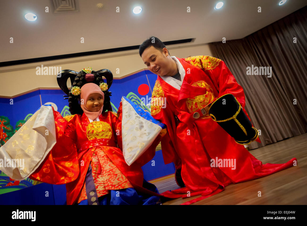 Les étudiants indonésiens ayant une séance de photo alors qu'ils portent 'hanbok', un vêtement traditionnel coréen, au Centre culturel coréen de Jakarta, en Indonésie. Banque D'Images
