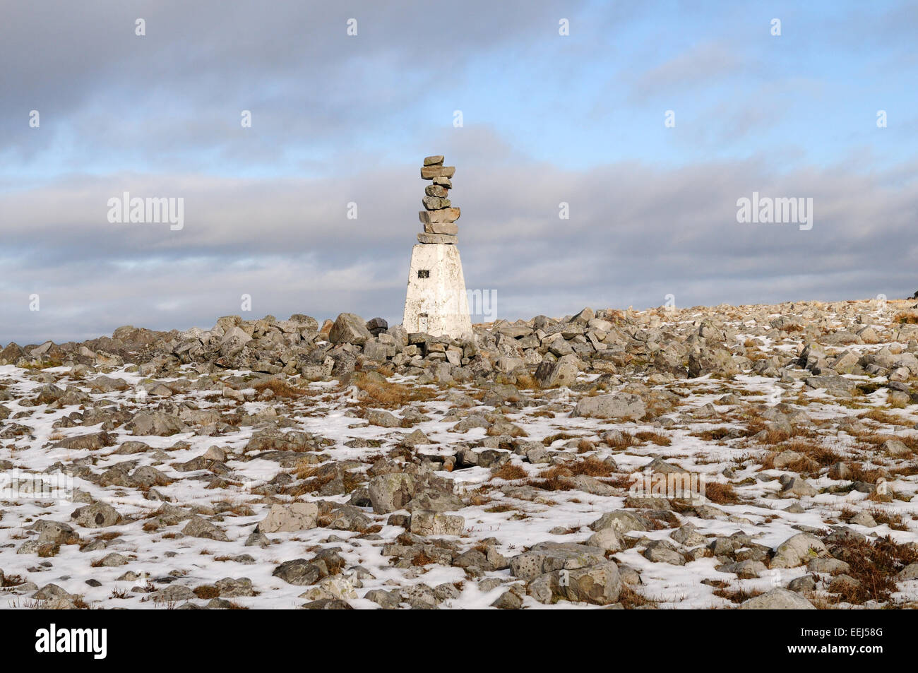 Trig Point sur la Montagnes Noires Tair Carn Fias Parc national de Brecon Beacons au Pays de Galles en hiver Carmarthenshire Banque D'Images