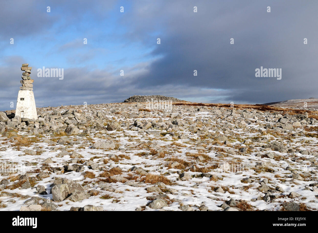 Trig Point sur la Montagnes Noires Tair Carn Fias Parc national de Brecon Beacons au Pays de Galles en hiver Carmarthenshire Banque D'Images
