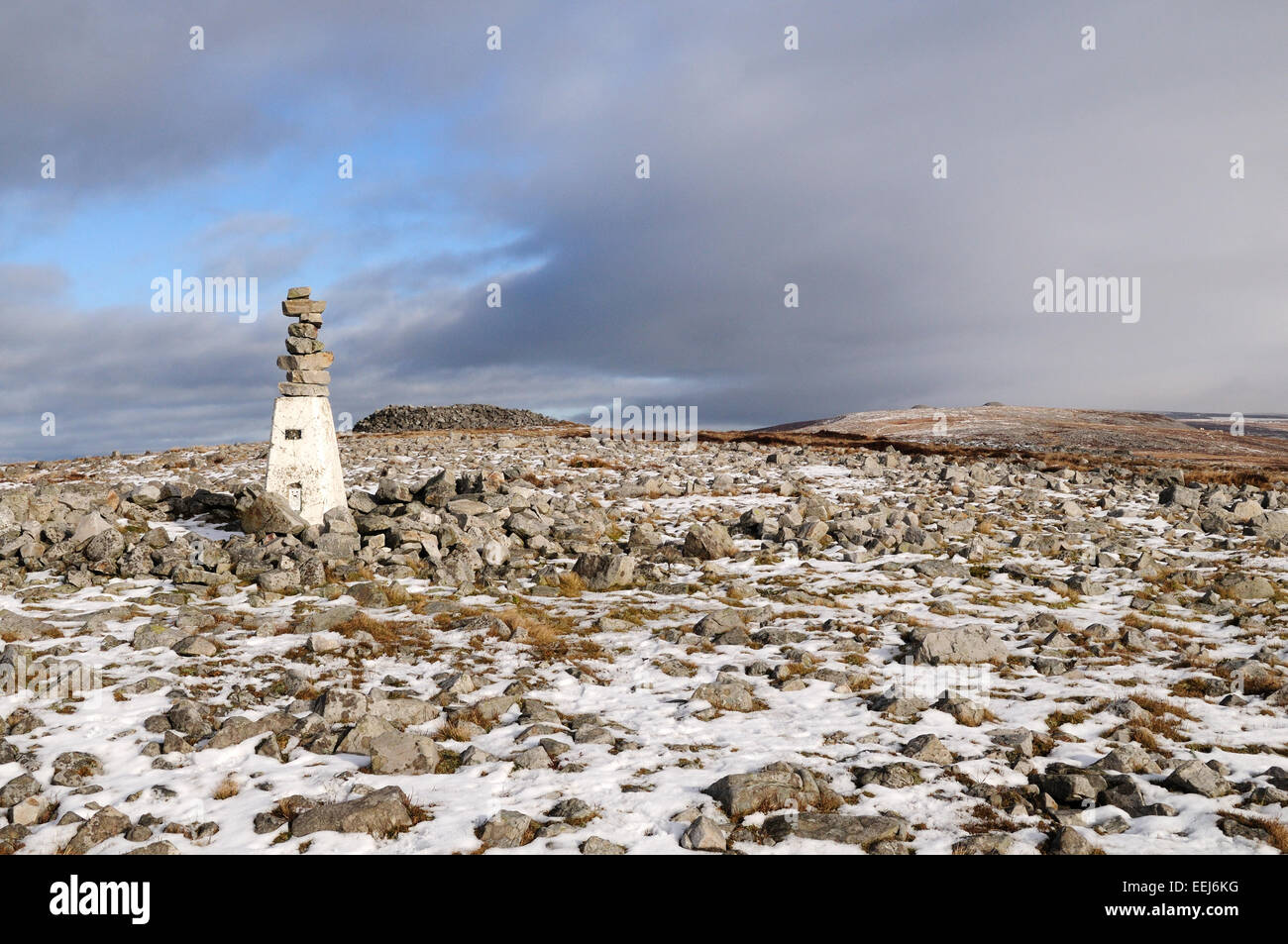 Trig Point sur la Montagnes Noires Tair Carn Fias Parc national de Brecon Beacons au Pays de Galles en hiver Carmarthenshire Banque D'Images
