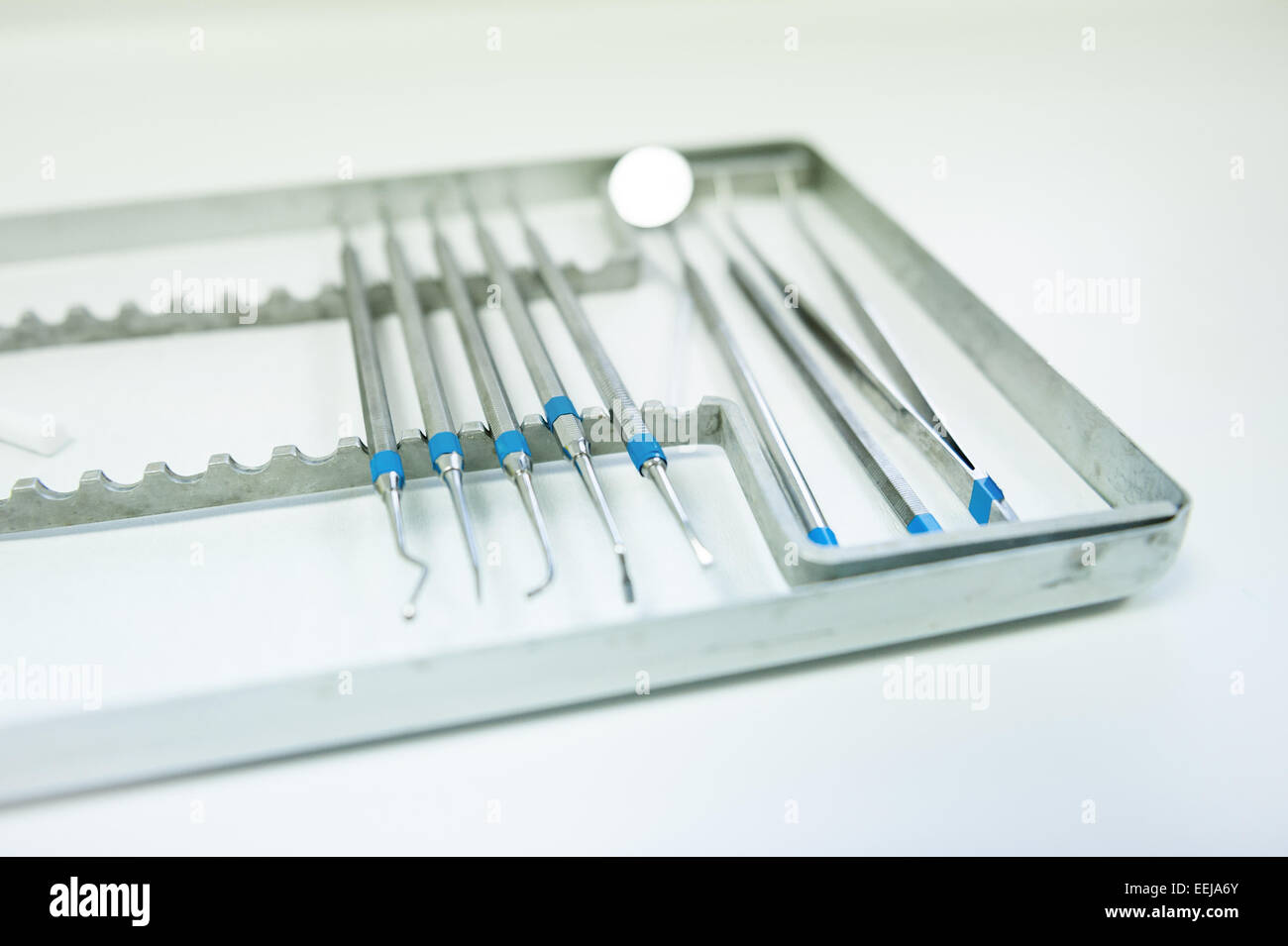 Outils de dentiste dans le bac Banque D'Images